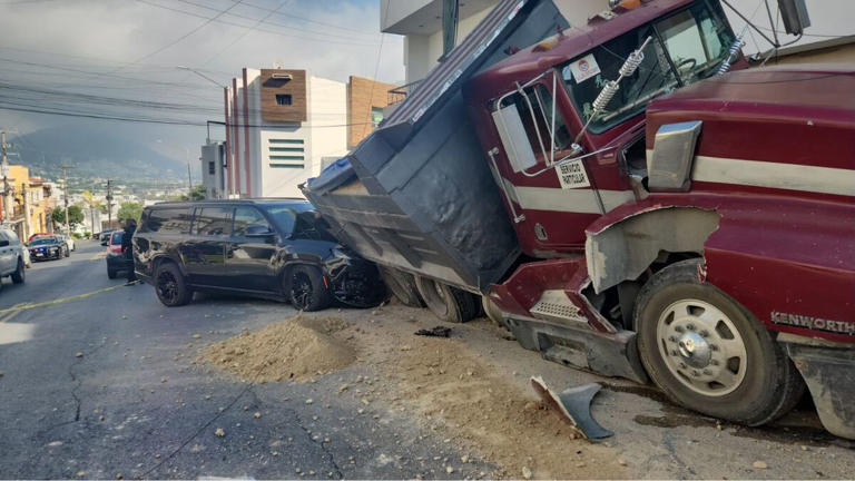 Camión de volteo se queda sin frenos y embiste cinco autos en la ...