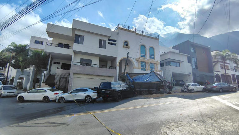 Camión de carga se queda sin frenos e impacta 5 vehículos estacionados ...
