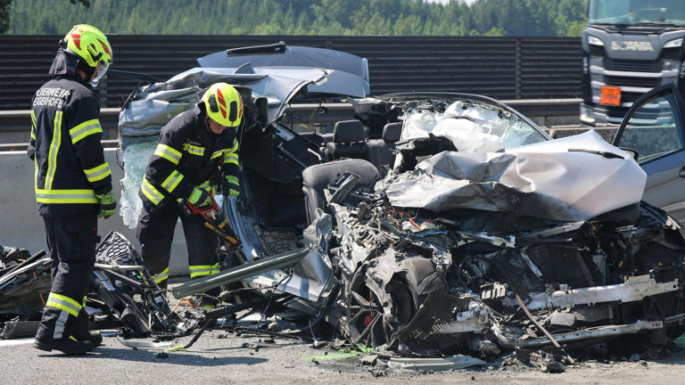 Ein Lenker wurde aus diesem völlig zerstörten Auto lebend geborgen.