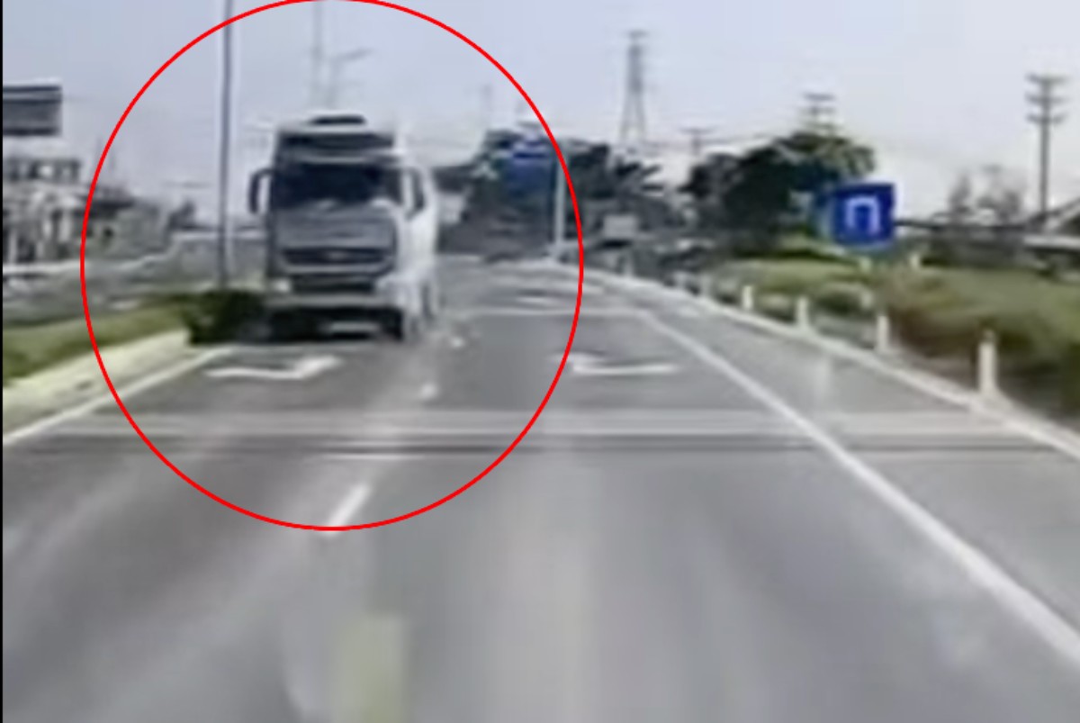 Tài xế xe đầu kéo đi ngược chiều ở Ninh Bình bị phạt tới 20 triệu đồng
