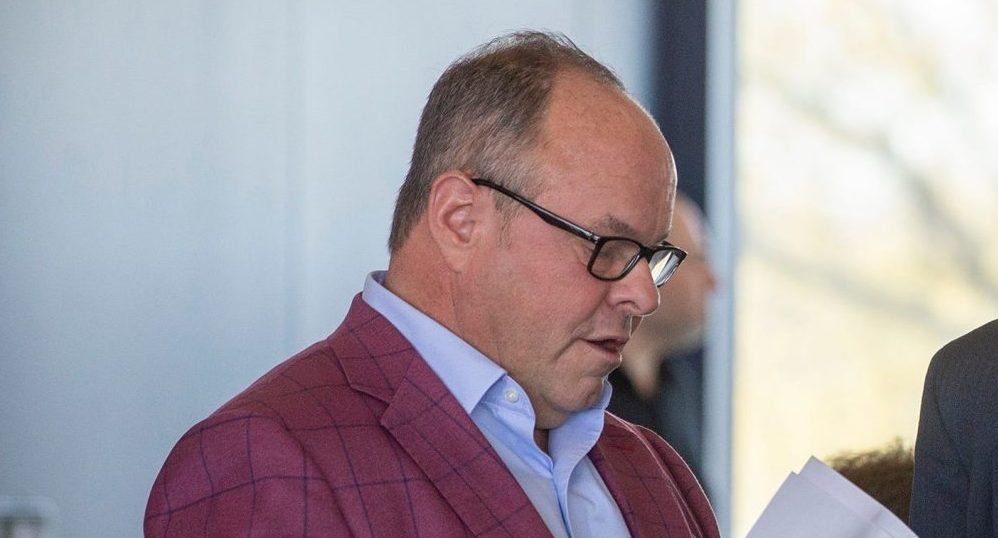 Veteran horse racing announcer steps away