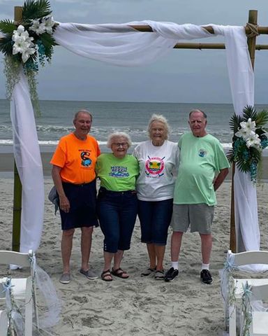 Sisters Who Married in a Double Wedding in 1956 Celebrate Their 70th Wedding Anniversaries with Huge Family Reunion.