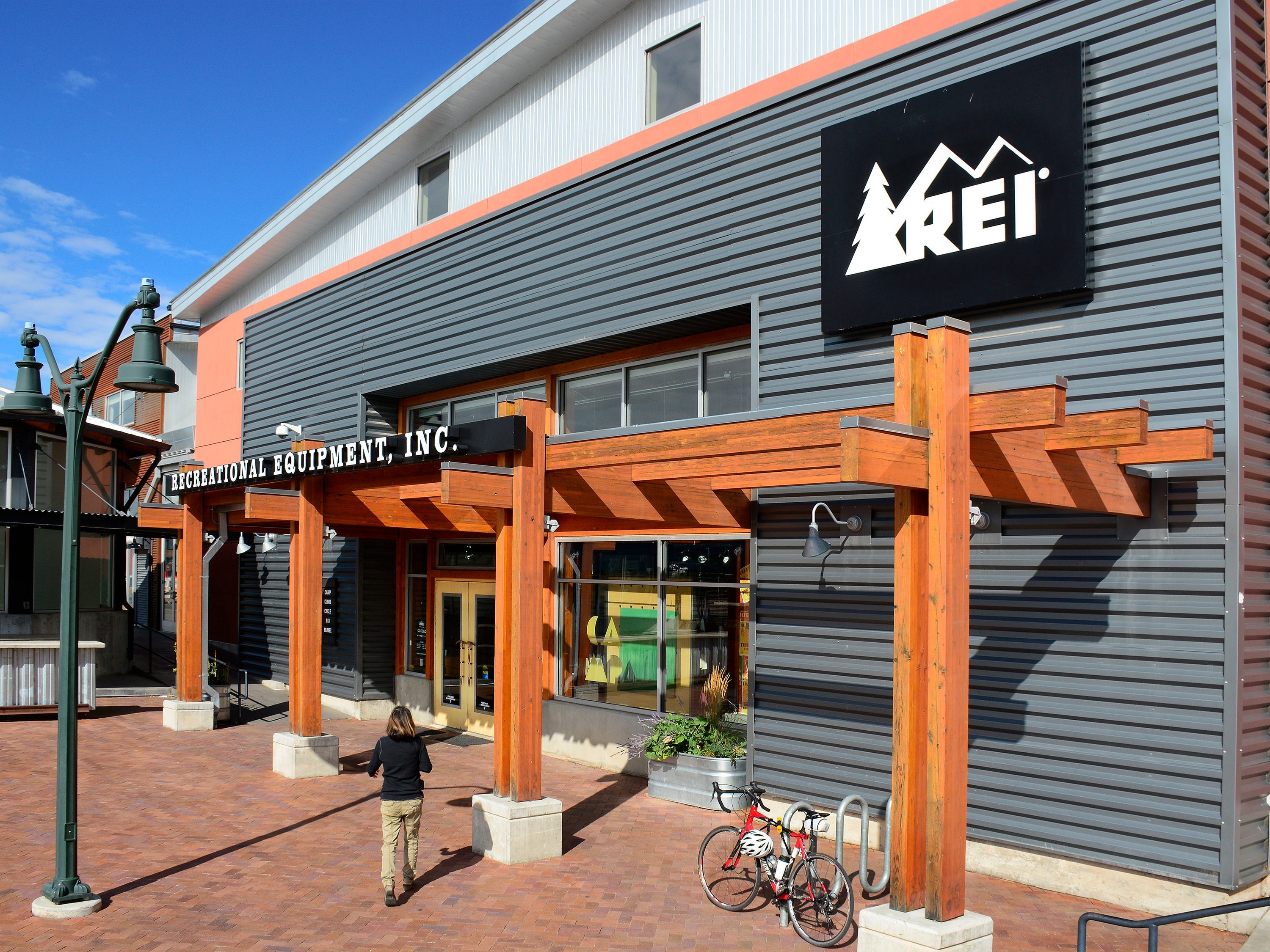 REI gets roasted for a nonsensical Instagram ad featuring a bike with 2 ...