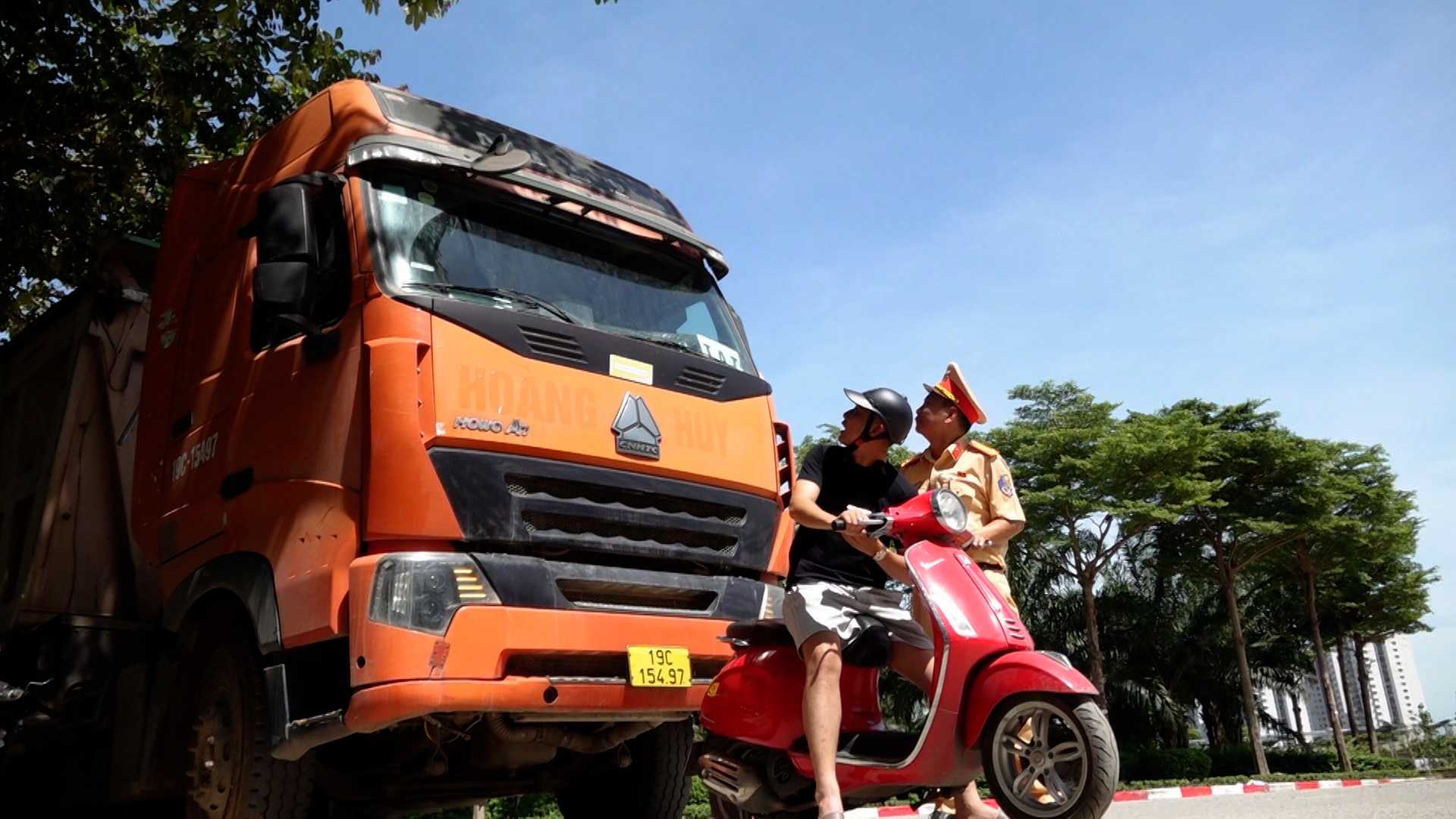 Điểm mù xe tải lớn và những cú cua tử thần