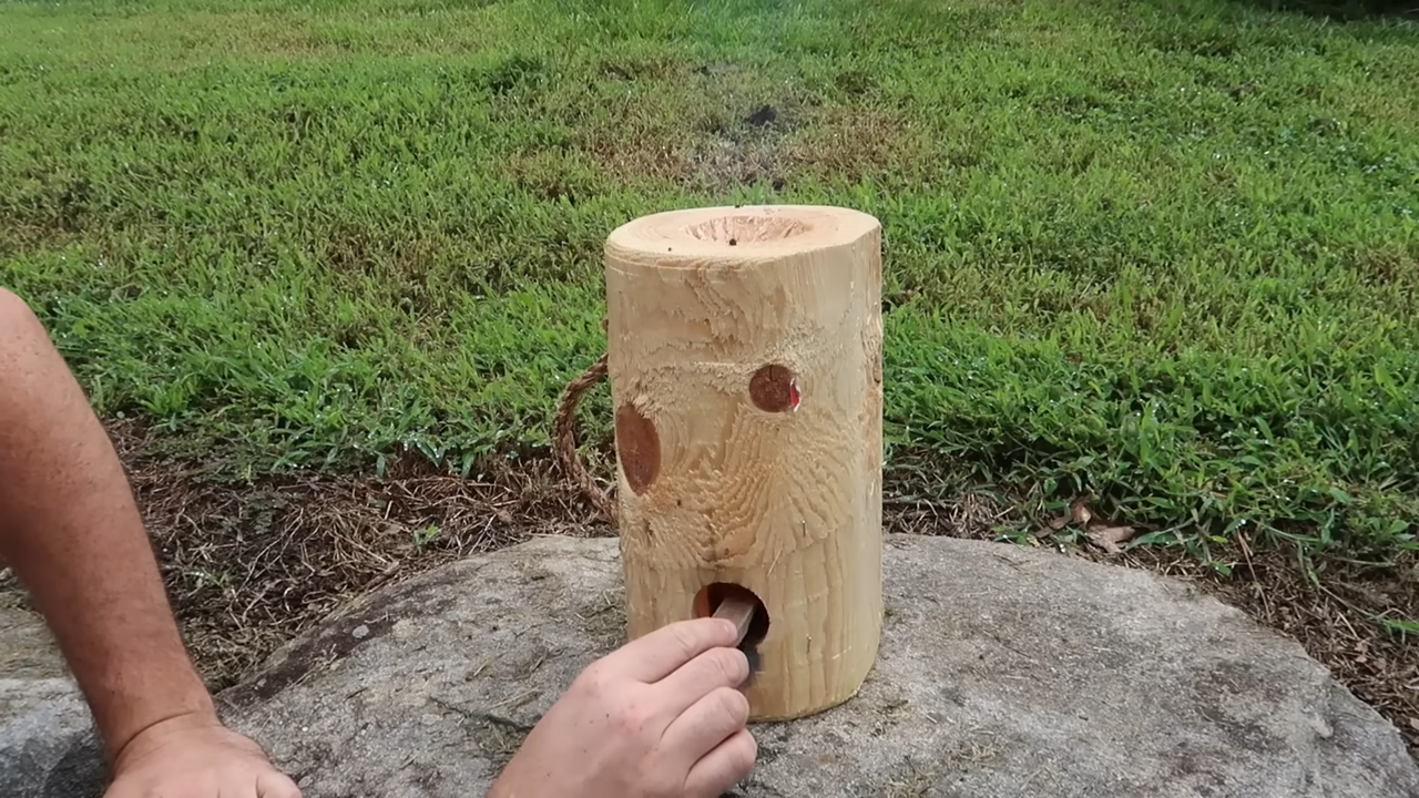 This little machine looks impossible - until you find the magnet hiding ...