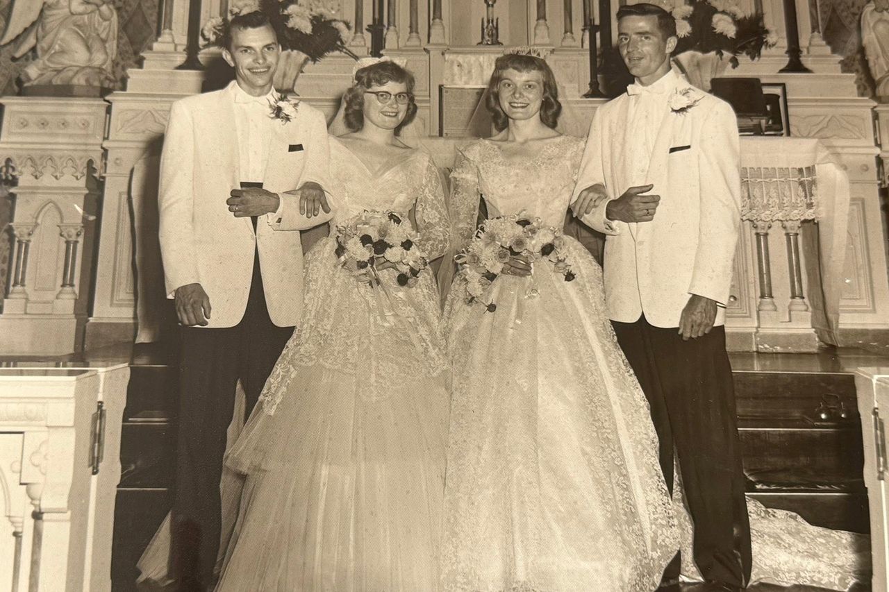 Sisters Who Married in a Double Wedding in 1956 Celebrate Their 70th Wedding Anniversaries with Huge Family Reunion.