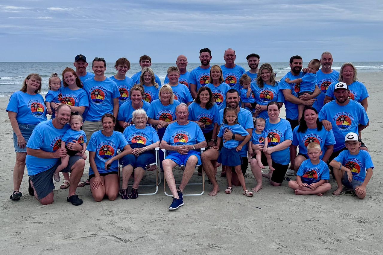 Sisters Who Married in a Double Wedding in 1956 Celebrate Their 70th Wedding Anniversaries with Huge Family Reunion.