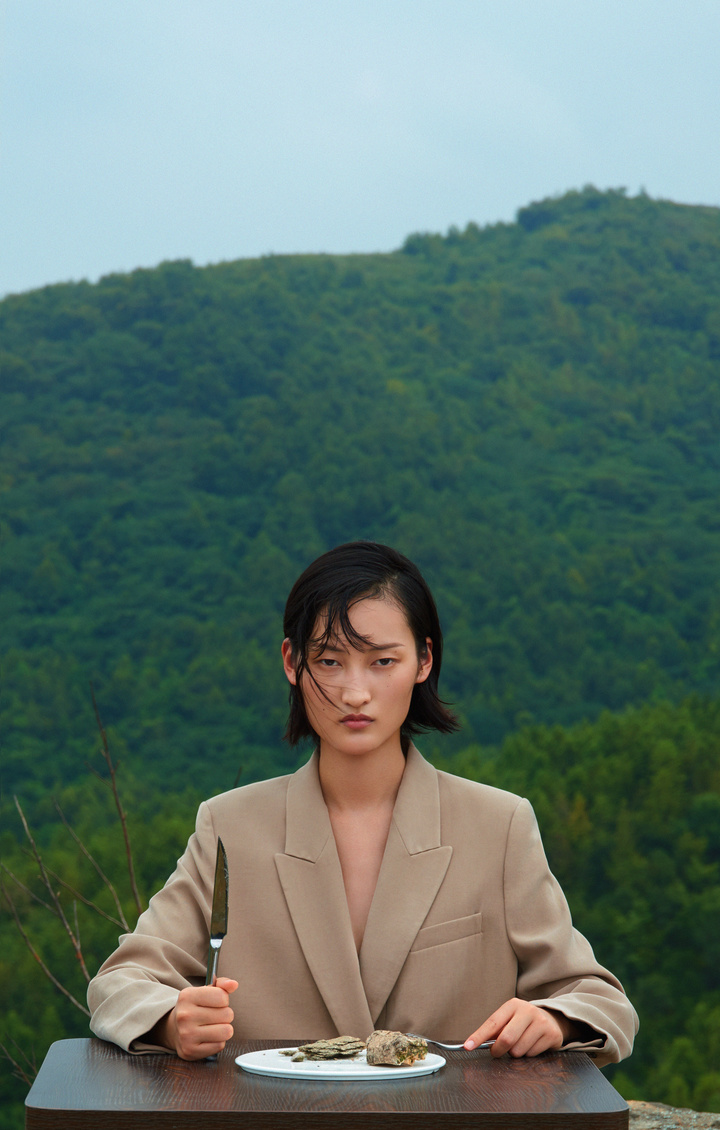 在青山顶上吃早餐?她用西装和刀叉，把生活过成艺术