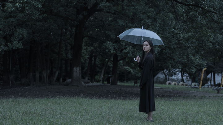 雨中独行的她，为何撑伞却不躲雨?心理学家说：这叫“主动孤独”