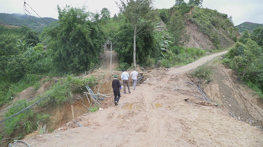 Đường vùng cao vừa làm đã xuống cấp vì thiếu rãnh thoát nước