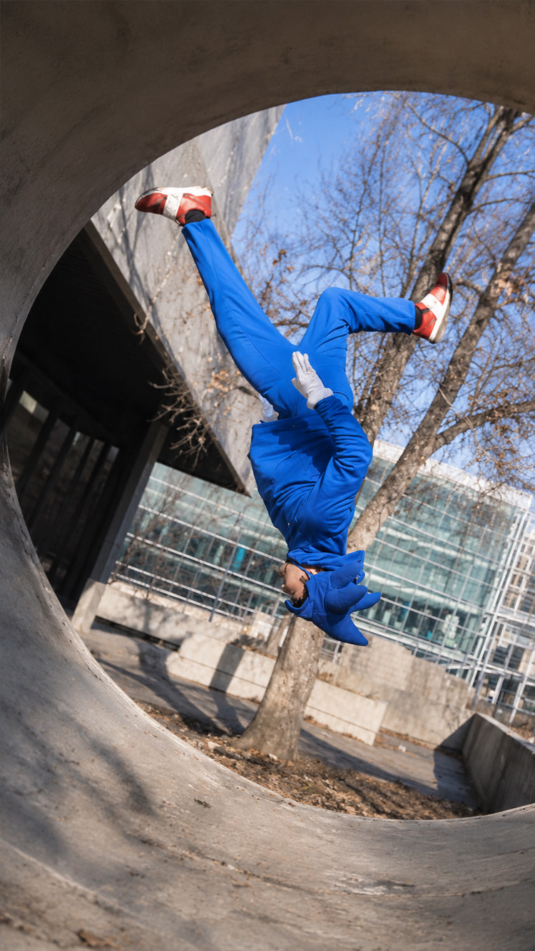 Runner completes upside down loop at high speed