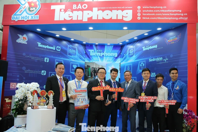 NSND Xuân Bắc, Á hậu Vân Nhi và dàn nghệ sĩ check-in tại gian trưng bày Báo Tiền Phong