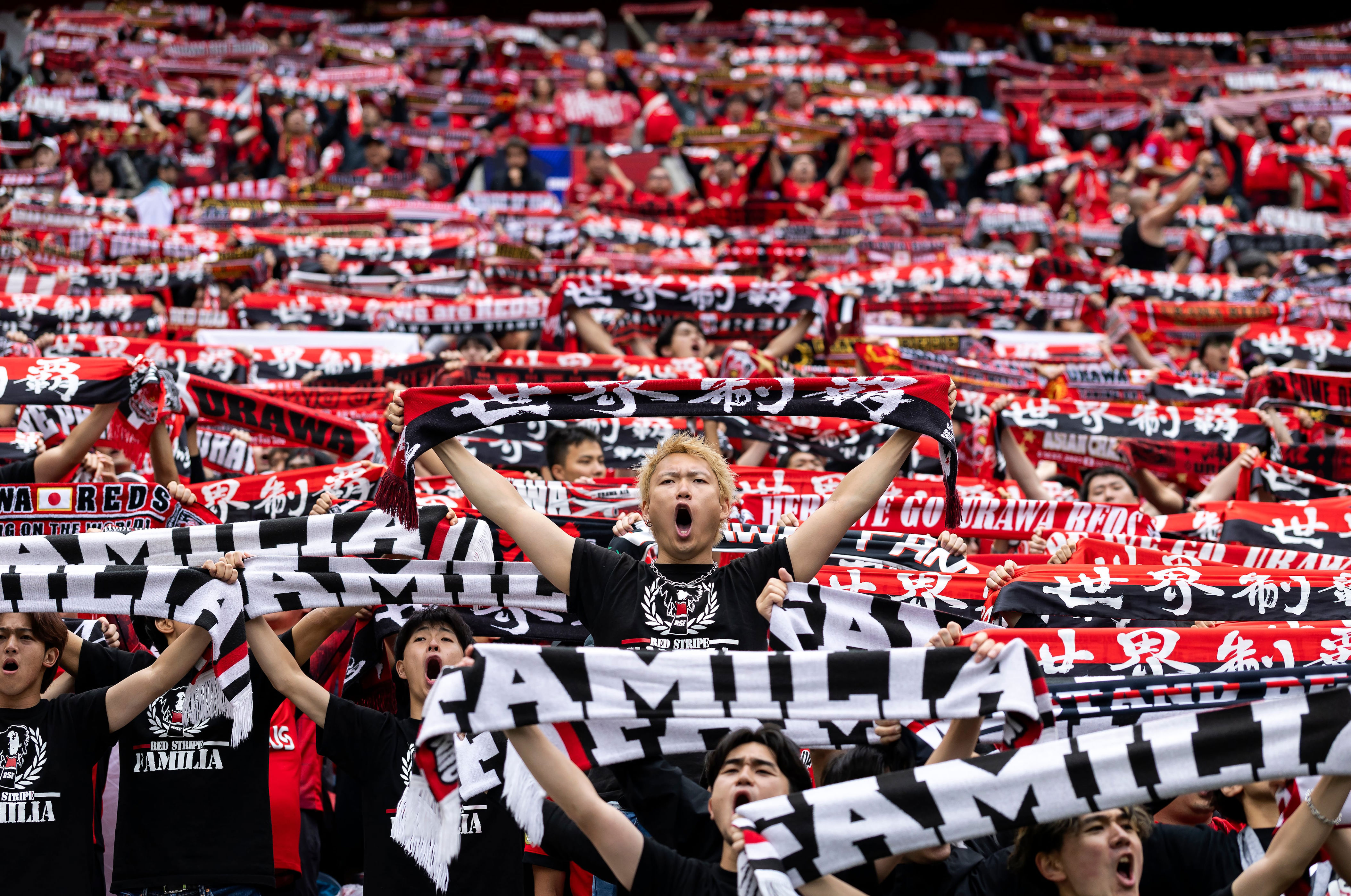 Los aficionados del Urawa Red Diamonds sostienen bufandas durante el partido del Grupo E de la Copa Mundial de Clubes de la FIFA 2025 entre el FC Internazionale Milano y el Urawa Red Diamonds, disputado en el Lumen Field el 21 de junio de 2025 en Seattle, Washington.