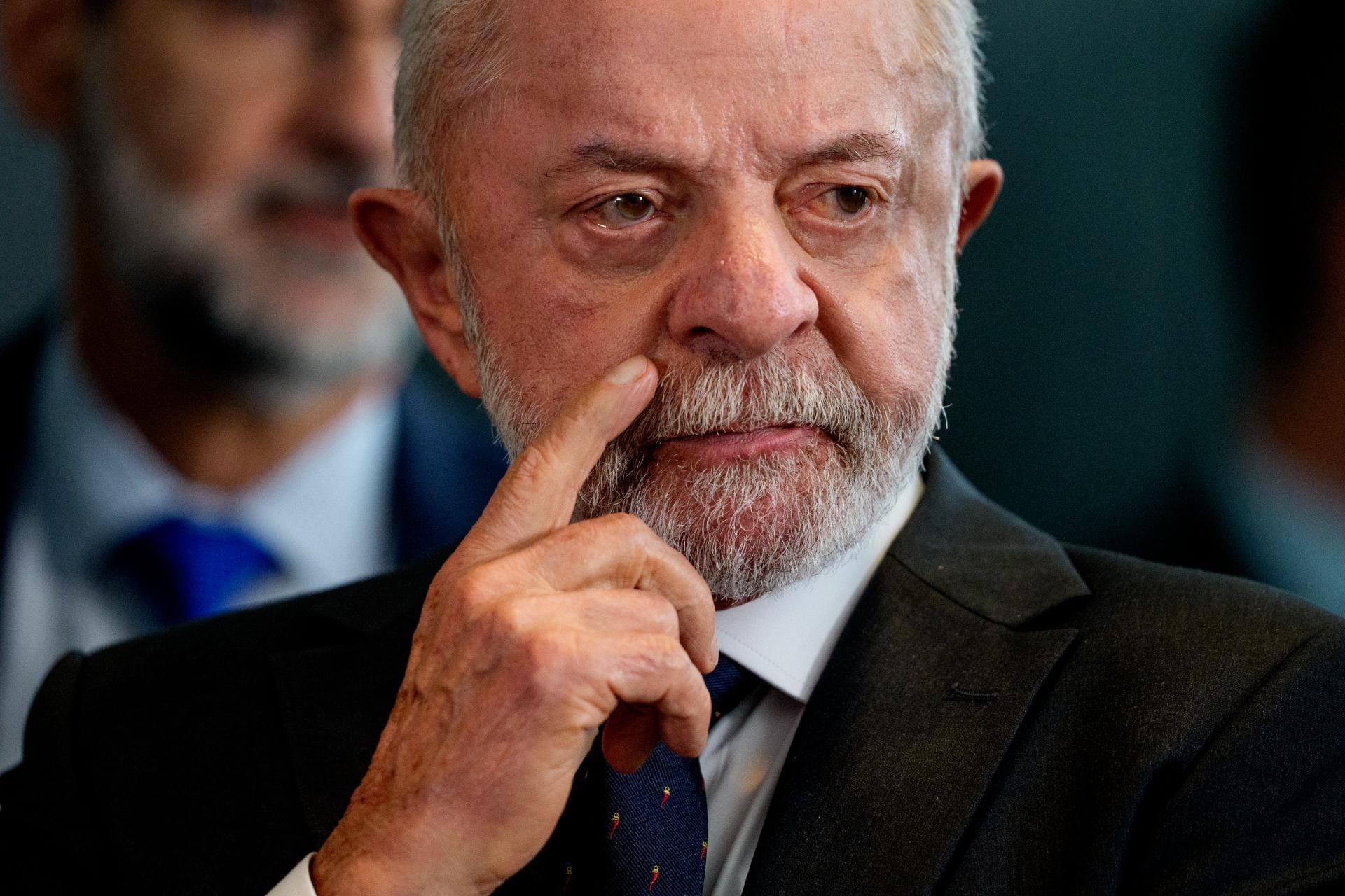 Novas tarifas de Trump contra o Brasil entram em vigor. Flávio