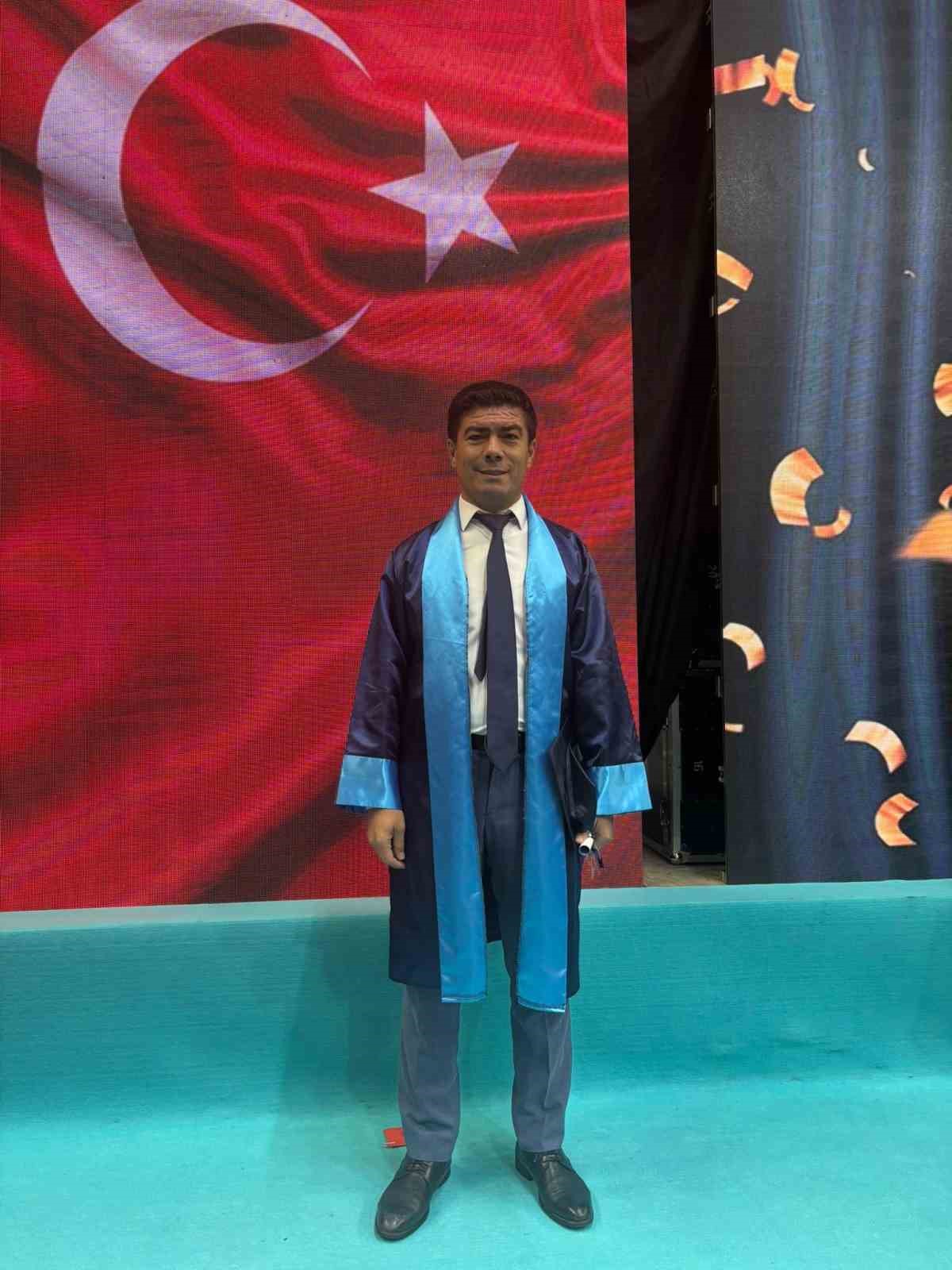 DENİZLİ’DE HAYAT BOYU ÖĞRENMENİN GÜZEL BİR ÖRNEĞİNİ YAŞATAN EMEKLİ ASKER, HALEN DEVAM ETTİĞİ 8’İNCİ ÜNİVERSİTE EĞİTİMİNE BİRİSİNİ DAHA EKLEMEK İÇİN YENİDEN SINAVA GİRDİ.