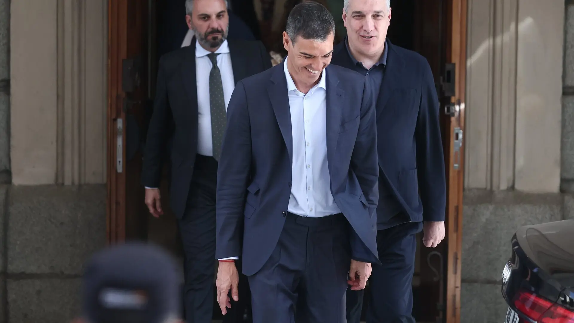 Pedro Sánchez sale del Congreso arrinconado por el cerco del PP y la ...