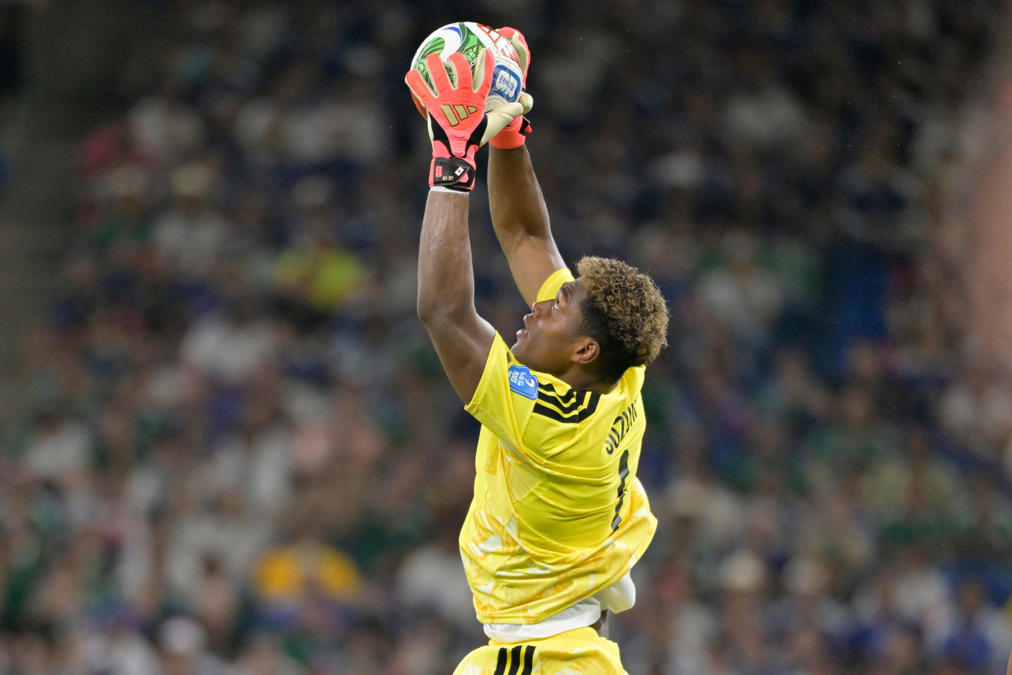 Zion Suzuki atrapa un balón durante un partido del grupo F del Mundial de la FIFA 2026 entre Túnez y Japón, celebrado el 21 de junio en el estadio BBVA en Monterrey (México).