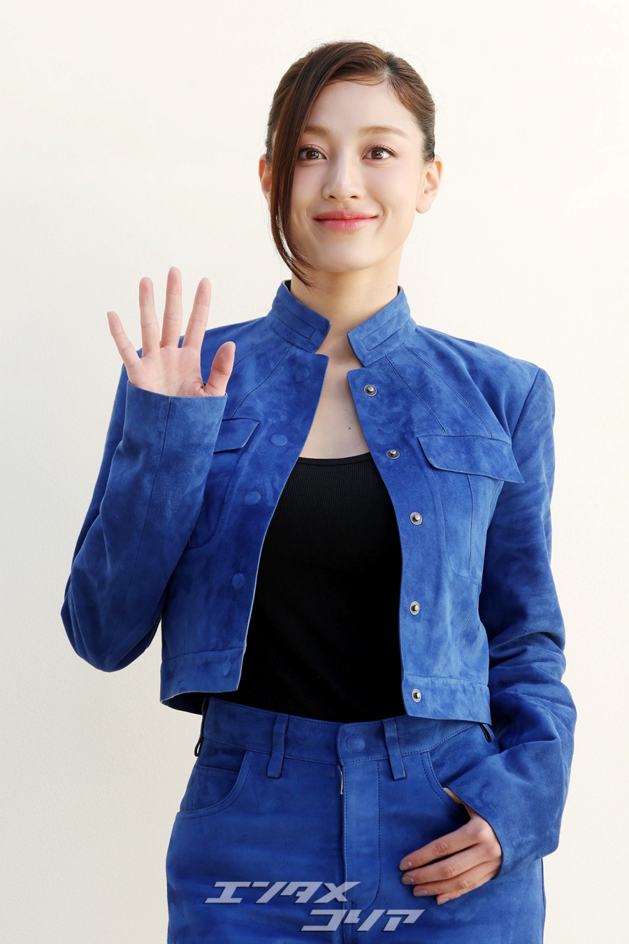 【フォト】TWICEジヒョ、コバルトブルーの装いがさわやか