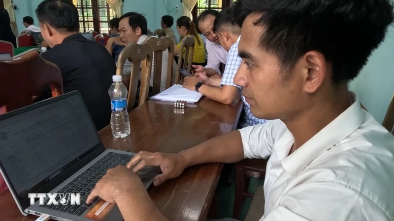 Đà Nẵng: Cán bộ, giáo viên băng rừng, lội suối đến lớp học AI