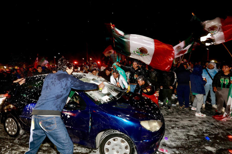 epa13062675 Fans of the Mexican national team celebrate their victory over the Czech Republic; in Toluca, Mexico, 24 June 2026. EPA/FELIPE GUTIERREZ