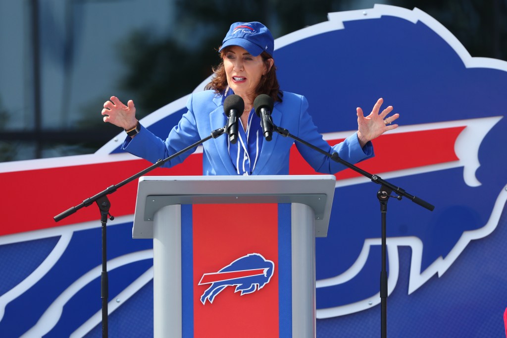 Kathy Hochul attempts to lead Buffalo Bills chant and gets crickets in ...