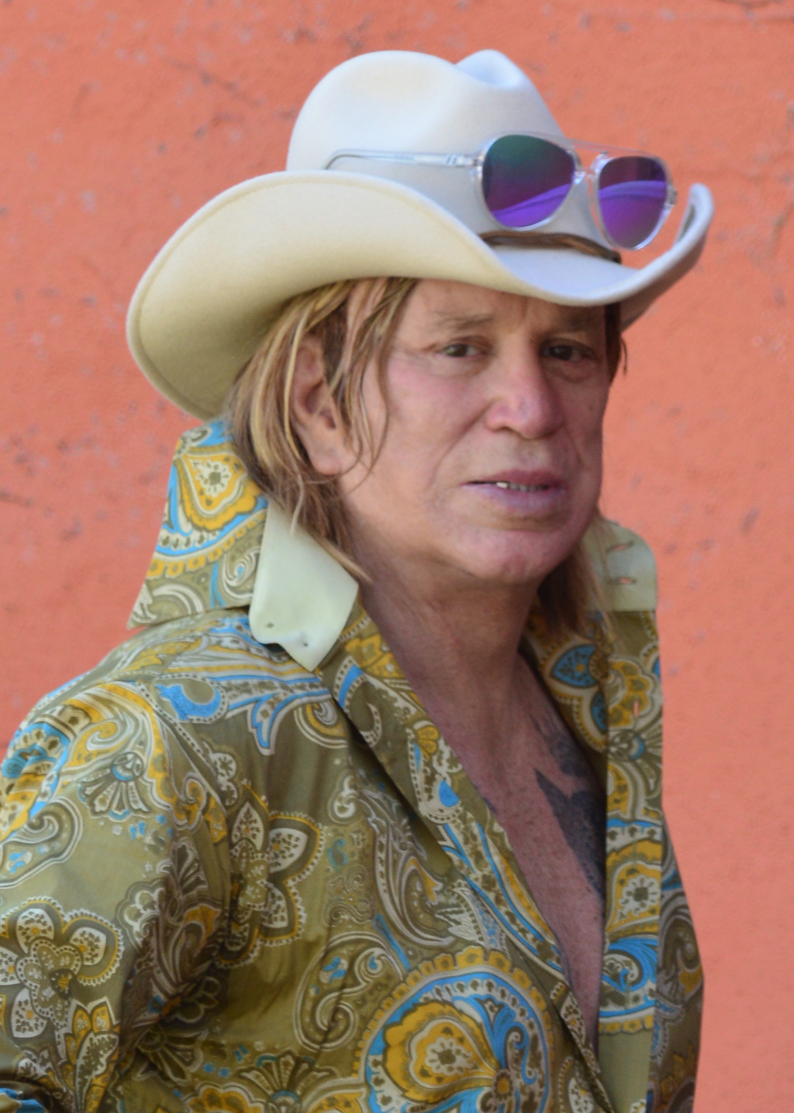 Disheveled Mickey Rourke shows off missing teeth after being evicted ...