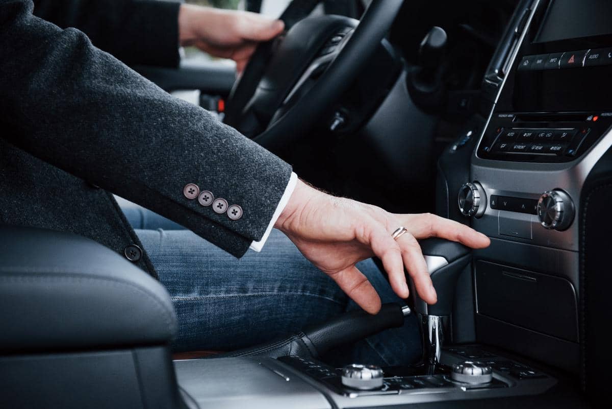 Menghidupkan Mobil Matik: Pilih P atau N di Tuas Transmisi?