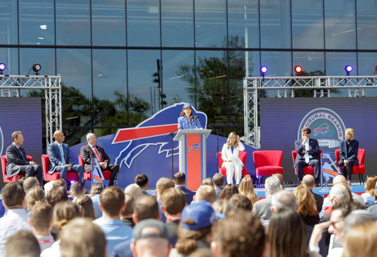 Kathy Hochul attempts to lead Buffalo Bills chant and gets crickets in ...