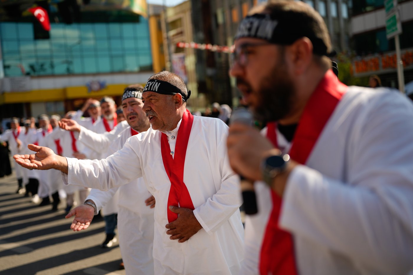 Shiite Muslims mark holy day of Ashoura after months of war in Iran and ...