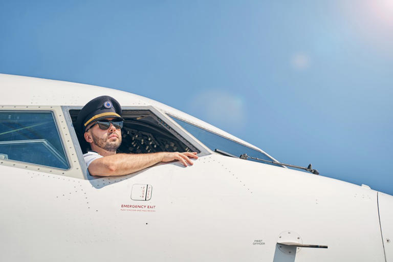 Woman boards plane, then she reads what’s in pilot’s window: ‘Send help’