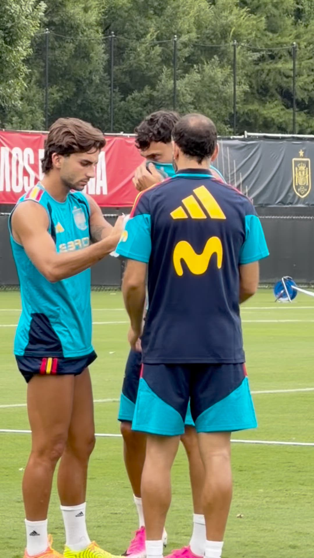 La complicidad de Ferran Torres y Marc Pubill en los entrenamientos de ...