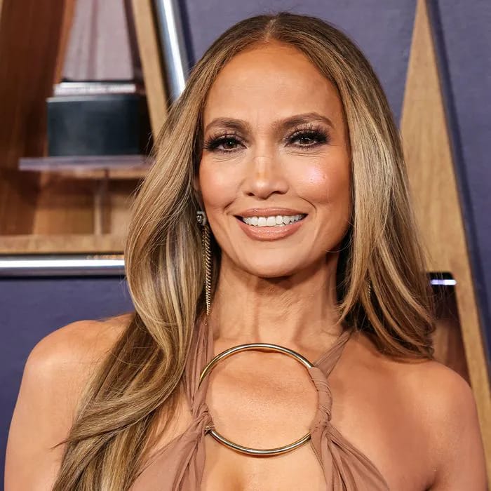 Jennifer Lopez wears balloon-sleeved blouse & baggy capris to Ariana Grande's concert