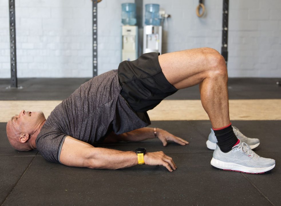 I'm a trainer and here are 4 bed exercises that rebuild hip strength ...