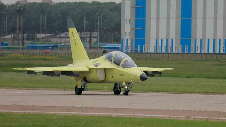 Yak-130M gennemfører sin første flyvning og sigter mod markedet for ...