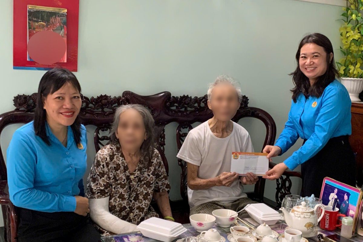 Công đoàn phường thăm hỏi, tặng quà hỗ trợ người bị tai nạn lao động