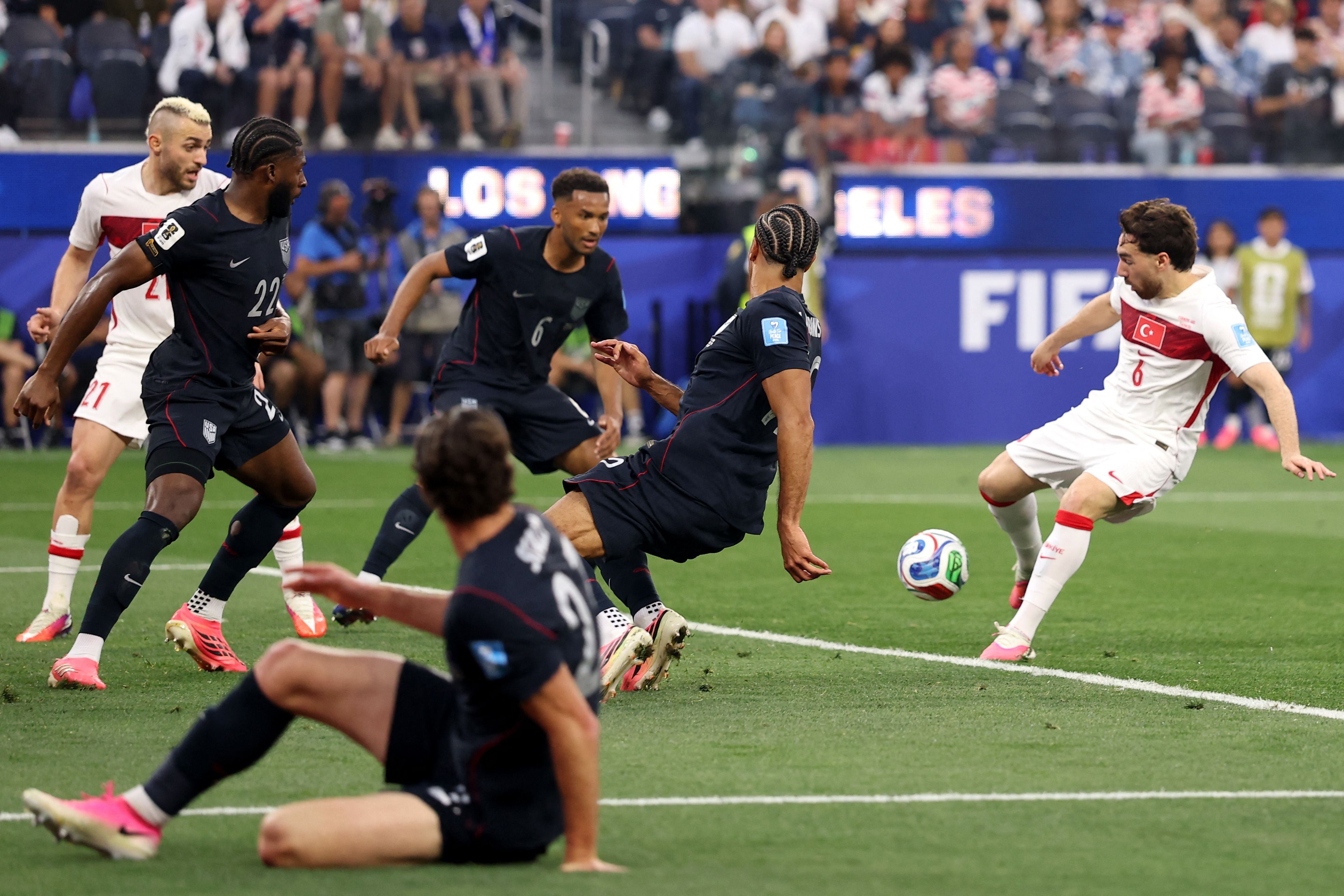 Turkey's dramatic comeback defeats host nation United States 3-2