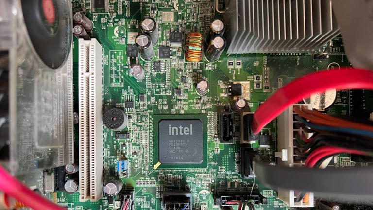 Why Goldman won't pick Intel over its rivals just yet