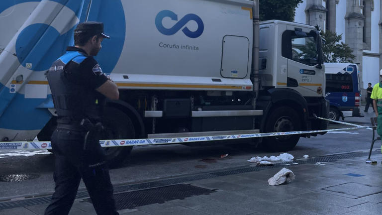 Un hombre de 88 años, atropellado por un camión de la basura en A ...