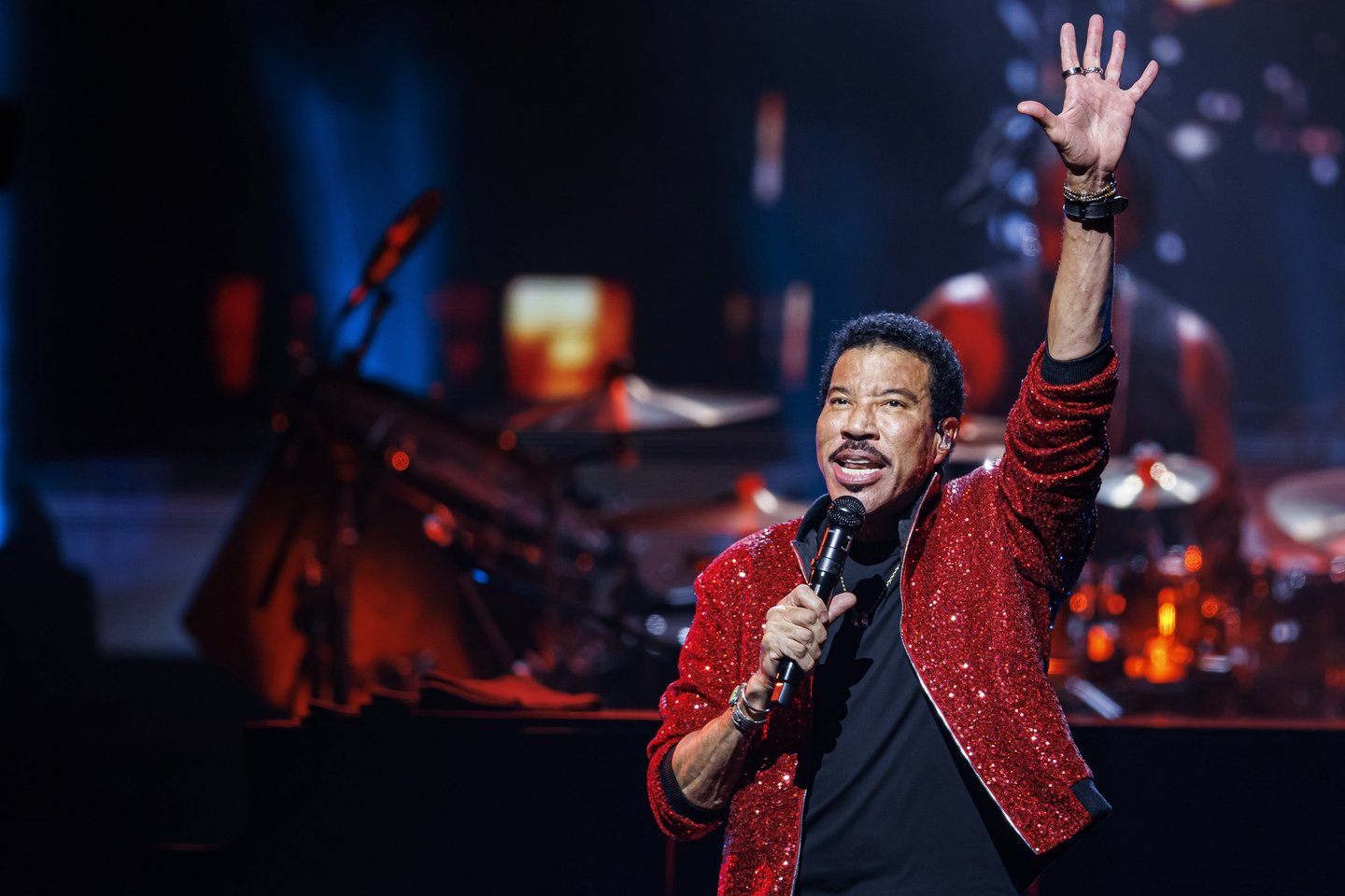 Lionel Richie hospitalizado após sentir-se mal em concerto