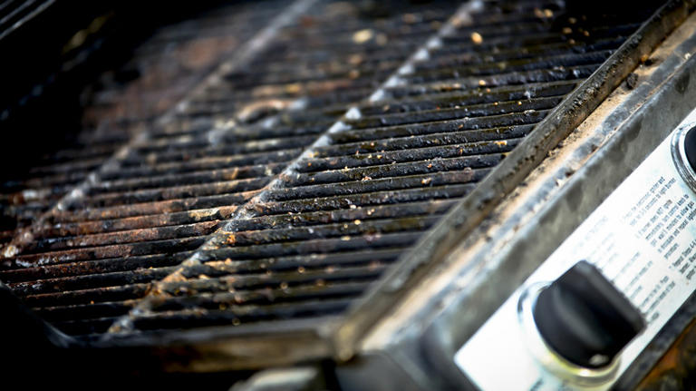 What happens if you grill food on rusty grates?
