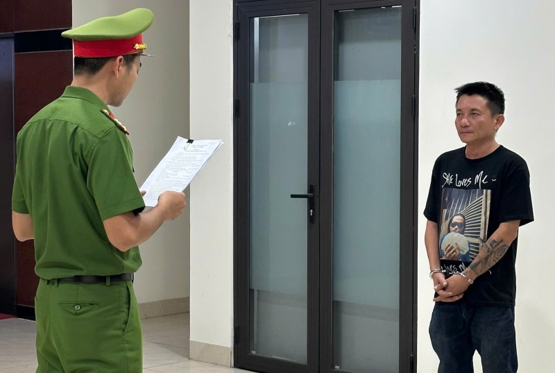 Bắt tài xế ôtô phá hoại tài sản, thách thức công an sau khi uống rượu