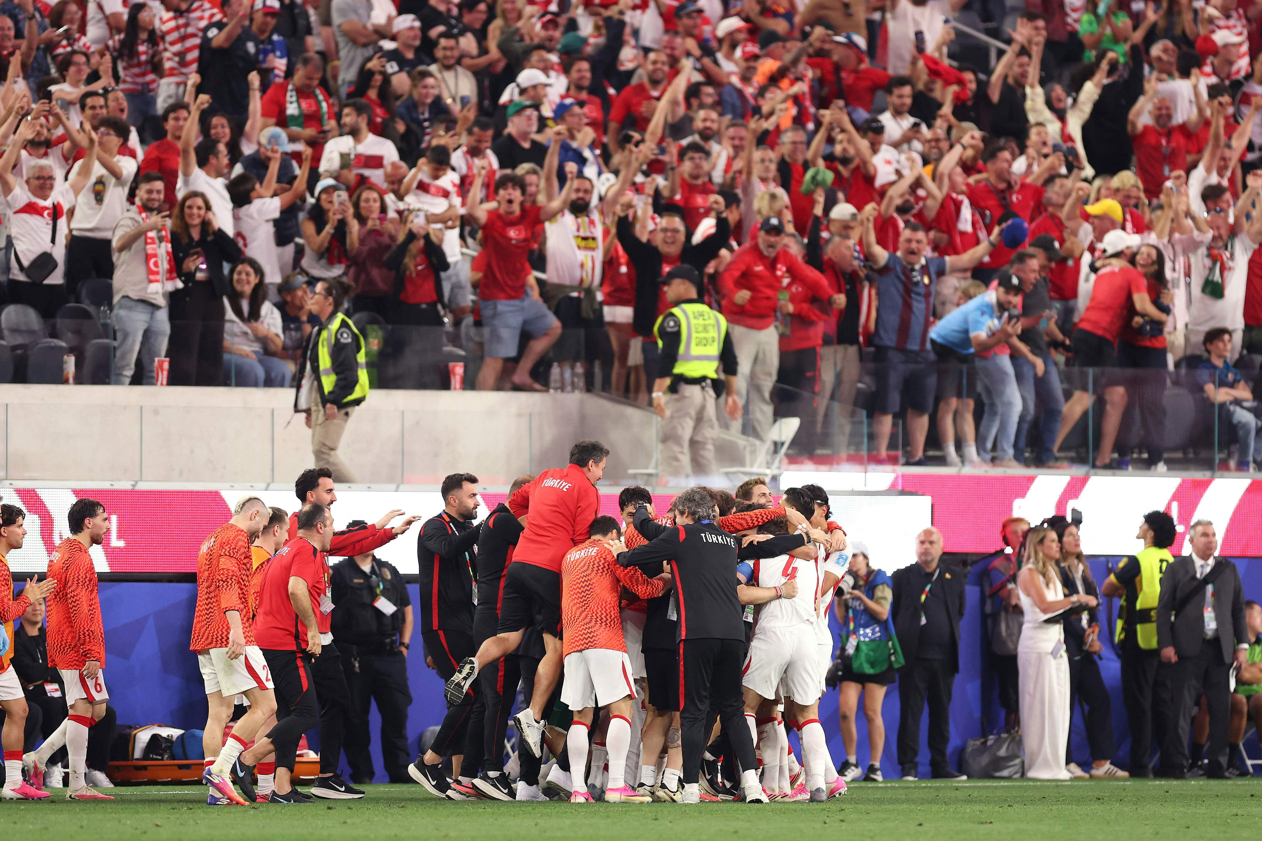 Turkey's dramatic comeback defeats host nation United States 3-2