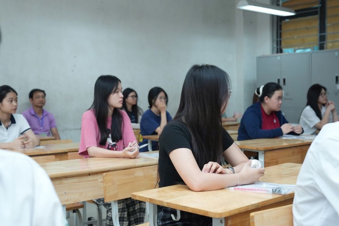 Giáo dục 24h: Hai trường THPT ở Hà Nội hạ điểm chuẩn, xét tuyển bổ sung