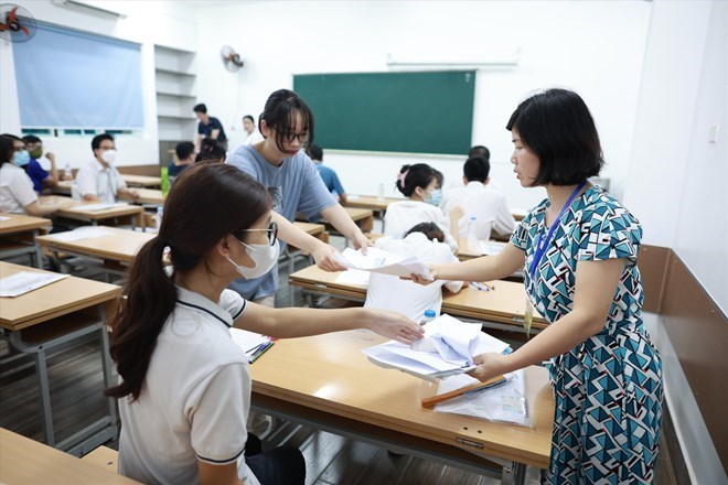 2 trường hot ở Hà Nội hạ điểm chuẩn vào lớp 10, thông báo xét tuyển bổ sung