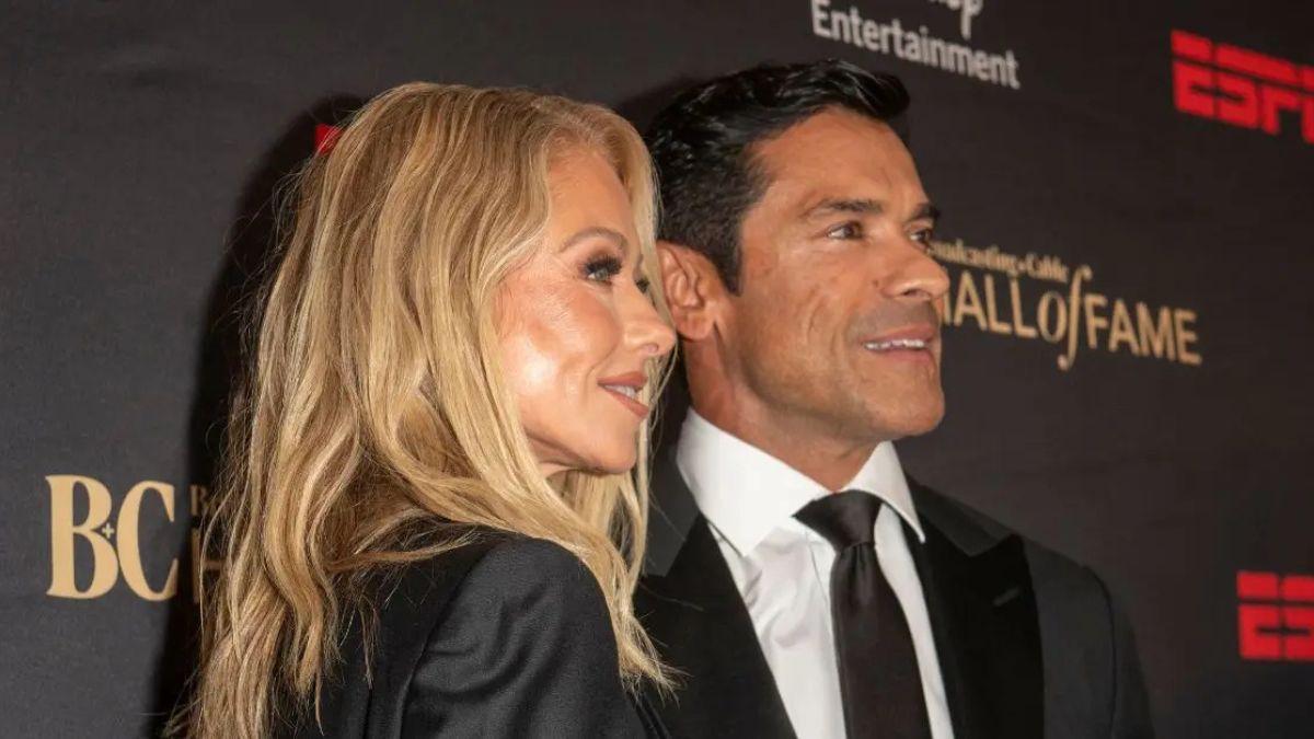 Kelly Ripa drools over 'dazzling' husband Mark Consuelos during flirty ...