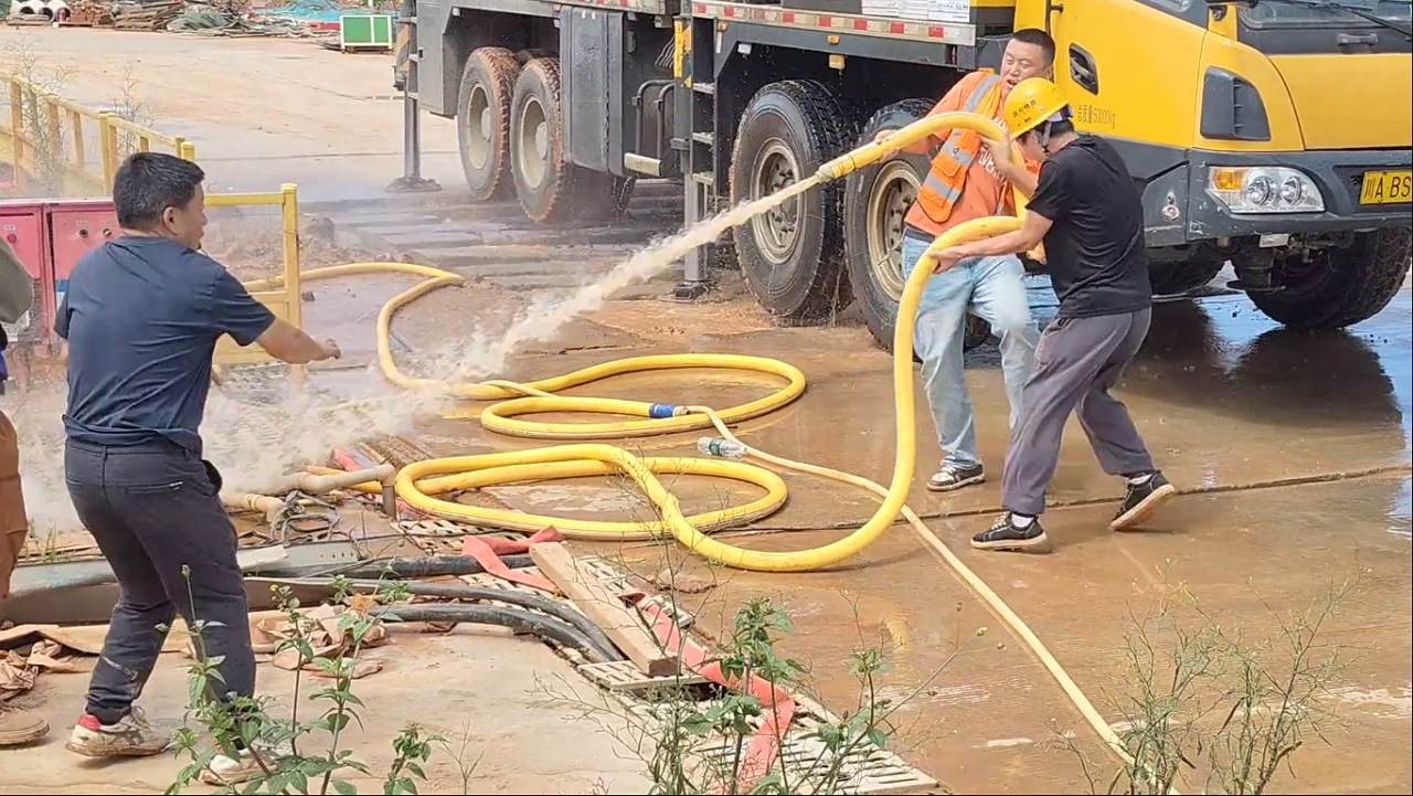 Men battle wild water jet in Sichuan!