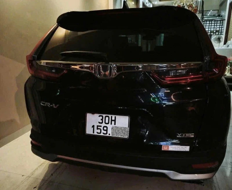 Lái xe ôtô tông trúng hai 2 người trên vỉa hè rồi rời khỏi hiện trường