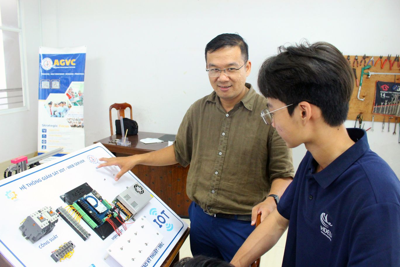 Giảng viên trẻ tiên phong đưa chuyển đổi số vào xưởng thực hành nghề