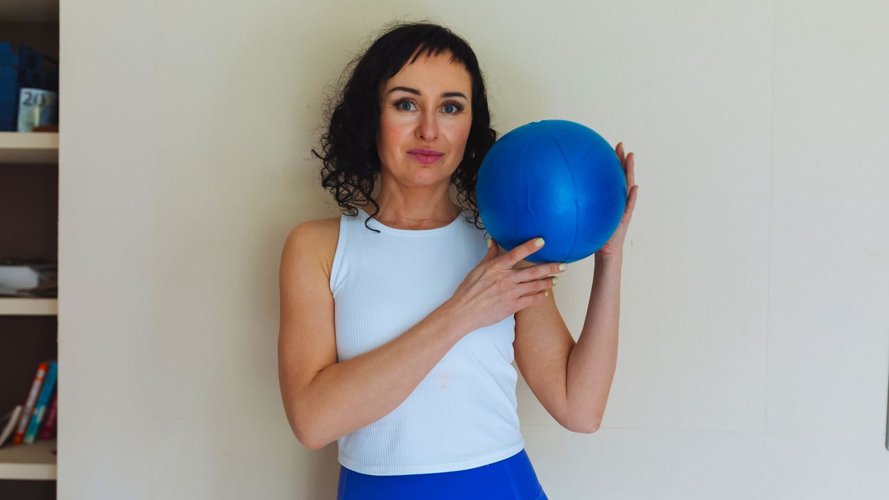 I asked a pelvic physical therapist how to fix my hip pain and her ...