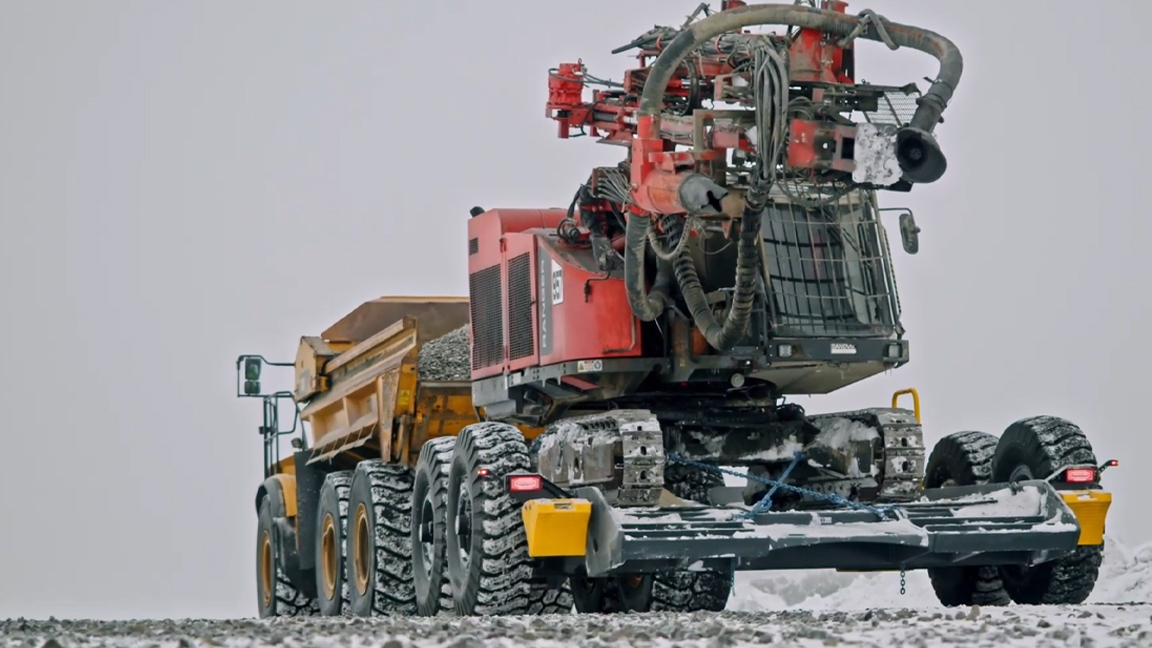 giant-rock-drill-at-work-in-a-harsh-open-pit-mining-environment
